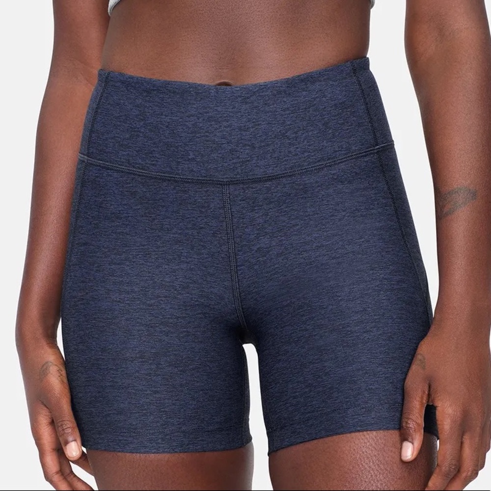 NWT Navy Outdoor Voices warmup 7” biker short with pocket - medium